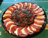 Une image de l'étape 6 de Salade de tomates à l oignon rouge et mozzarella di buffala.