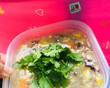 Hình bước làm 2 của món Soup gà ngô nấm