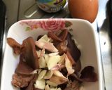 รูปขั้นตอนการทำที่ 1 ของ เห็ดหูหนูผัดไข่ (มังสวิรัติ)