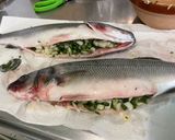 Une image de l'étape 3 de Bars farcis oseille, persil, ail et oignon grillés à la plancha.