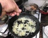 Foto del paso 5 de la receta: Crepes rellenos de picada de pescado y marisco con salsa al cava
