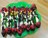 Foto del paso 4 de la receta: Brochetas de fruta con chocolate negro