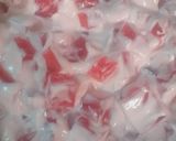Foto langkah ke 2 dari resep Salad Strawberry Flavour Jelly Dessert.