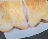 A picture of step 2 of Miny bread pepperoni pizza.