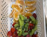 Foto langkah ke 1 dari resep Frozen yoghurt fruit bark.