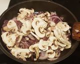 Foto del paso 3 de la receta: Calamarcitos encebollados con Gandules verdes y Setas