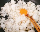 Hình bước làm 4 của món Cơm chiên cá trứng