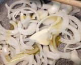 Foto del passaggio 1 della ricetta Zuppa di cipolla con pane tostato