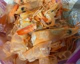 Une image de l'étape 1 de Crevettes sauvages marinées aneth citron tomates cerises.