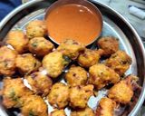 A picture of step 5 of Moong pakoda.