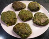 Une image de l'étape 6 de Burger aux pois chiches et fanes de carottes (vegan).