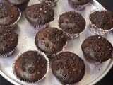 ચોકલેટ કપ કેક (Chocolate Cup Cake Recipe In Gujarati)