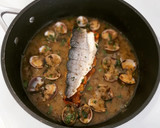 Foto del paso 14 de la receta: Lubina rellena de langostinos y panceta en salsa verde