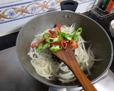 Foto langkah ke 3 dari resep Mi goreng ayam.
