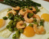 Foto del paso 3 de la receta: Huevos no rotos con espárragos y langostinos