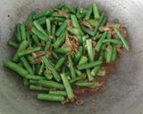 Foto langkah ke 3 dari resep Tumis Buncis Daging Cincang.