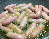 Foto del paso 1 de la receta: Salchichas de pollo con patatas borrachitas