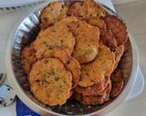 A picture of step 3 of Fried dhebra puri / methi puri.