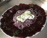 Une image de l'étape 5 de Carpaccio de betteraves à l'oignon rouge, mozzarella et persil (sauce balsamique blanc).
