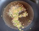 รูปขั้นตอนการทำที่ 2 ของ ผัดผักบุ้งไก่สับ
