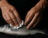 Foto del passaggio 1 della ricetta Pesce in crosta di sale e verdure