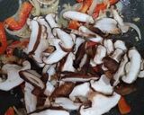 Foto langkah ke 3 dari resep Jamur dengan Paprika dan Brokoli Saus Tiram.