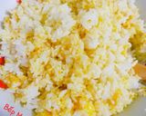Hình bước làm 2 của món Cơm chiên trứng,lạp xưởng,xúc xích và rau củ