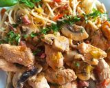 Tejszínes, póréhagymás, gombás pulykamell recept fázis 5 fotója