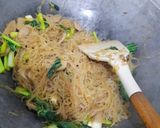Foto langkah ke 4 dari resep Bihun Goreng Bakso Sawi.