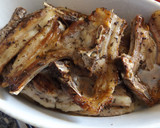 Foto del paso 3 de la receta: Chuletas de cordero a la parrilla con limón al tomillo limonero
