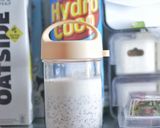 Foto langkah ke 2 dari resep Strawberry Sorbet Chia Overnight Oats.