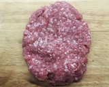 Foto del paso 1 de la receta: Chip Burger con queso fundido, huevo y cebolla caramelizada