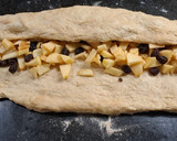 Foto del paso 3 de la receta: Rosca rellena de manzanas y pasas de uva