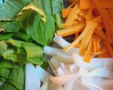 Hình bước làm 2 của món Nui xào bò và rau củ