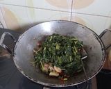Foto langkah ke 4 dari resep Oseng Daun Pepaya.