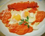 Foto del paso 6 de la receta Huevos fritos con frankfurt y sofrito de tomate
