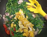 Foto langkah ke 2 dari resep Tumis Kangkung Telur Orak-Arik.