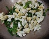 Foto langkah ke 5 dari resep Tumis Kembang Kol Kacang Panjang Saus Tiram.