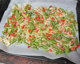 Foto del paso 4 de la receta: Muslitos de pollo sobre cama de papas y verduras al horno