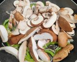 Foto del paso 3 de la receta: Contramuslos en salsa de setas y champiñón