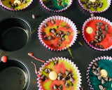 Foto del paso 5 de la receta: Magdalenas de colores con pepitas de chocolate