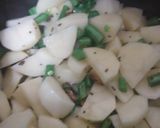 फ्रेंच बीन्स और आलू की सूखी सब्जी (French beans aur aloo ki sookhi sabzi recipe in Hindi) रेसिपी चरण 4 फोटो