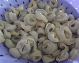 Foto del paso 1 de la receta: Revuelto de tortellinis con salchichas