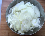 Foto del paso 1 de la receta: Coca de cebolla y sobrasada