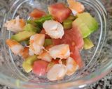 Foto del paso 2 de la receta: Ensalada de verano de salmón, frutas y langostinos
