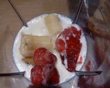 Foto langkah ke 1 dari resep Smoothies Pisang Strawberry.