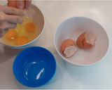A picture of step 1 of 【美式起司炒蛋 Cheesy Scrambled Egg】 细化柔嫩，顶级口感！两分钟就能学会！.