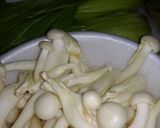 Foto langkah ke 2 dari resep Tomyam Kepiting With Jamur Enokitaki & Baby Pakcoy.