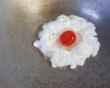 รูปขั้นตอนการทำที่ 1 ของ ยำไข่ดาวไข่เค็ม