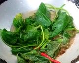 รูปขั้นตอนการทำที่ 4 ของ ผักโขมผัดกะปิใส่ไข่